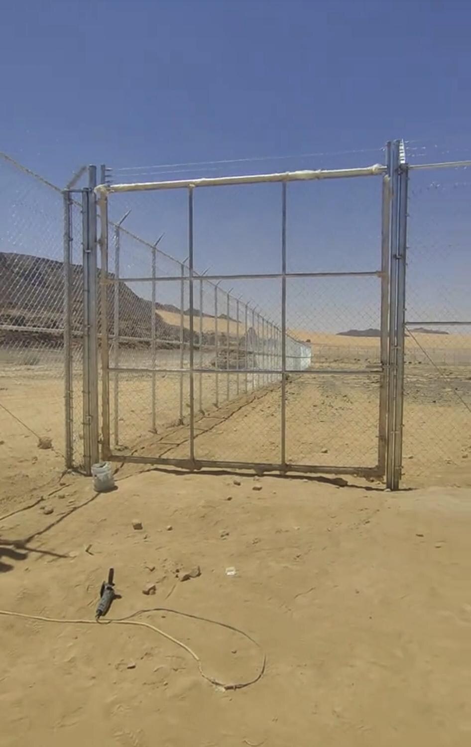 بوابة سياج أمني منفذة