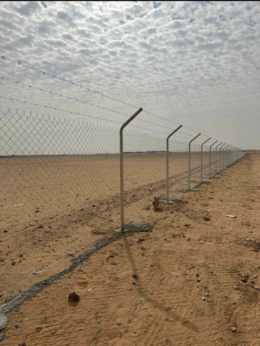 سياج حماية طويل في المناطق الصحراوية